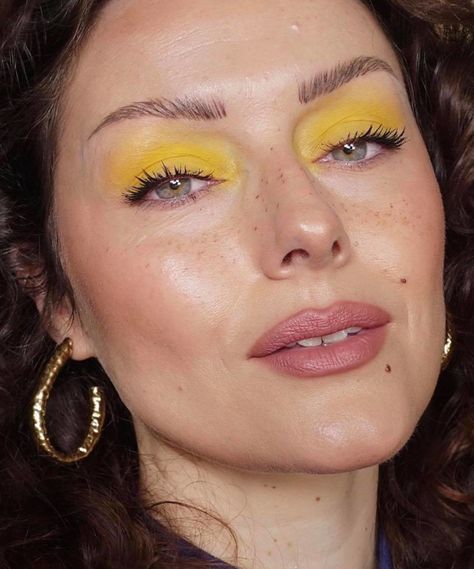 Get Into Spring Mood With These Bright Eyeshadow Makeup Looks Blue Eyeshadow For Brown Eyes, Eyeshadow Makeup Looks, Monochromatic Makeup Looks, Katie Jane Hughes, Monochromatic Makeup, Summer Eyeshadow, Coachella Makeup, Yellow Eye Makeup, Glitter Makeup Looks