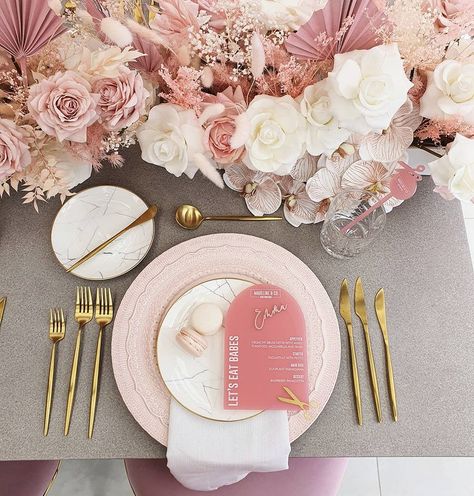 Pink And Gold Table Setting Birthdays, Pink Bridal Shower Table Decor, Dusty Rose Bridal Shower Ideas, Pink Plates Table Setting, Pink And Gold Bridal Shower Ideas, Pink And Gold Table Setting, Pink Wedding Table Decor, Rose Gold Table Setting, Blush Pink Party