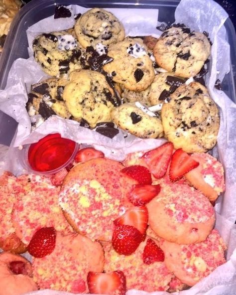 Cookie Aesthetic, Shortcake Cookies, Strawberry Shortcake Cookies, Strawberry Recipe, Junk Food Snacks, Think Food, Food Drinks Dessert, Food Goals, Cookies And Cream