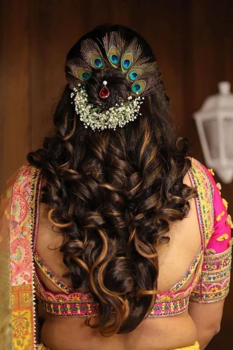 New Bridal Hairstyle, Hair Style On Saree, Curly Hair Care Routine, Engagement Hairstyles, Side Swept Hairstyles, Bridal Hairdo, Bridal Hair Buns, Indian Bridal Hairstyles, Curly Hair Women