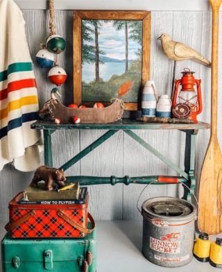 Camp Home Decor, Camping Home Decor, Cabin Camper Decor, Vintage Lakehouse Decor, Rustic Lake Cabin Decor, Vintage Camp Interior, Arrow Display, Lake Decorating Ideas Lakeside Cottage, Vintage Camp Decor