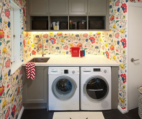 Don't like the wallpaper but I like the layout. Colourful Laundry Room, Colourful Laundry, Colourful Apartment, Bright Laundry Room, Wallpaper Laundry Room, Wallpaper Laundry, Laundry Room Wallpaper, Colourful Wallpaper, Laundry Space