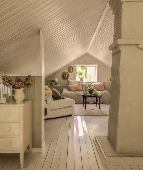 Cottage Attic Bedroom, Cottages Interiors, Attic Bedroom Designs, Casa Country, Attic Bedroom, Attic Rooms, Dream Apartment, House Room, Room Inspiration Bedroom