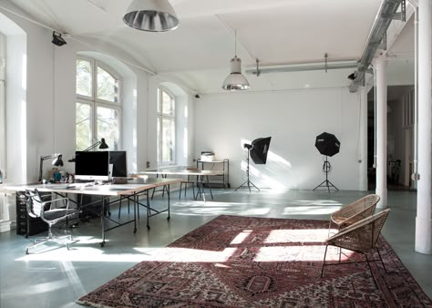 Studio Aesthetics, Photography Studio Spaces, Photo Studio Design, Creative Office Design, Photography Studio Design, Photography Studio Setup, Content Studio, Studio Vibes, Warehouse Studio