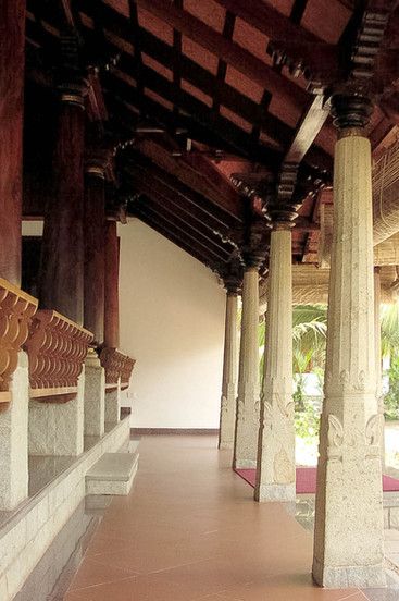 Kumarakom Lake Resort, Traditional Indian Houses, Indian Houses, Kerala Architecture, Lakeside Resort, Indian Temple Architecture, Mud House, Lake Houses, Pillar Design