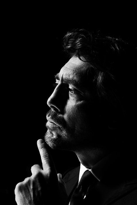 Javier Bardem Xavier Bardem, Low Key Portraits, Low Key Photography, Dane Dehaan, Javier Bardem, Dan Stevens, Portrait Lighting, Pose Fotografi, Foto Tips