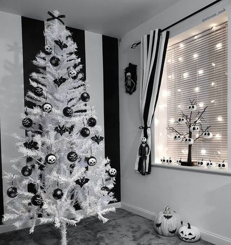 Classy Christmas Tree, Hanging Pumpkins, Black Xmas Tree, Merry Creepmas, Black Christmas Decorations, Room Decor Tips, Decorating Hacks, Goth Christmas, Scary Christmas