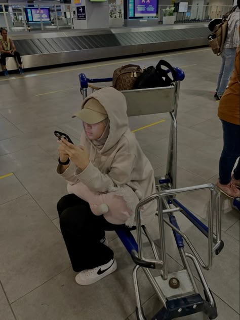 Airport Outfit Hijab Casual, Ootd Airport Hijab, Hijab Airport Outfit, Hijabi Airport Outfit, Outfit Hijab Hoodie, Airport Outfit Hijab, Ootd Poses, Modest Casual Outfits, Airport Fits