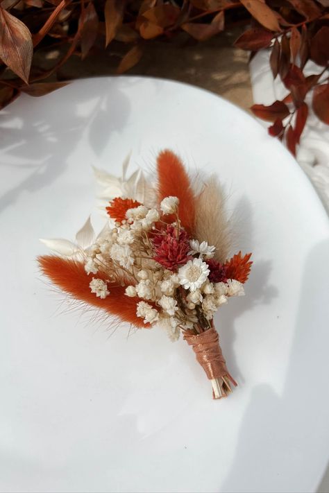 Dried flower boutonniere for Rustic Terracotta Wedding ceremony. Terracotta Groom, Terracotta Wedding Ceremony, Rustic Terracotta Wedding, Corsage Design, Dried Flower Boutonniere, Groom Buttonhole, Burnt Orange Wedding, Groom Buttonholes, Flower Boutonniere