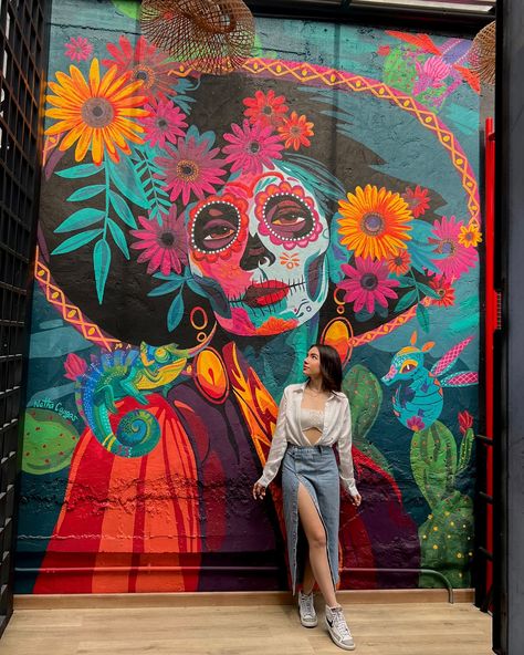 Me encanta hacer catrinas ✨les comparto mi último mural realizado para @plazza.44 Los invito a conocer este y los demás murales que he estado haciendo en este lugar tan único ✨ #mural #art #artist #catrina #skeletonlady #méxico #painting Mexican Street Art Murals, Mexican Wall Mural, Mexico Wall Art, Mexico Art Culture, Catrina Painting, Bar Murals, Mexican Murals, Mexican Street Art, Halloween Mural