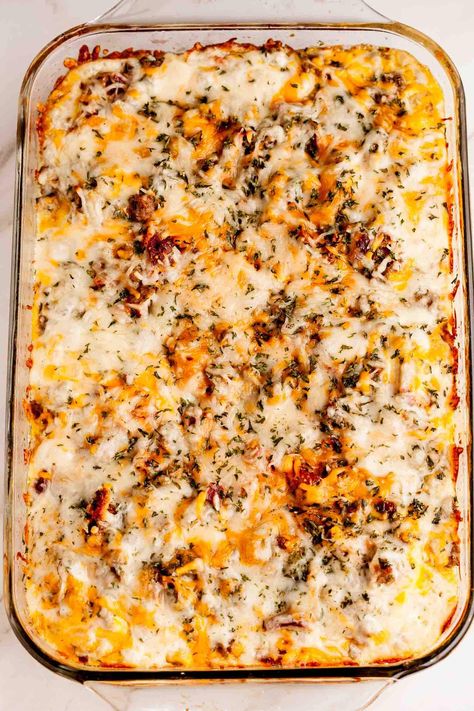 This English Muffin Breakfast Casserole is easy, make-ahead, and delicious! Watch your family and friends devour this! English Muffin Make Ahead Breakfast, Breakfast Casserole With English Muffins, English Muffin Casserole, Muffin Casserole, English Muffin Breakfast Casserole, Cheesy Hashbrown Bake, Breakfast Enchiladas Casserole, English Muffin Breakfast, Muffin Breakfast