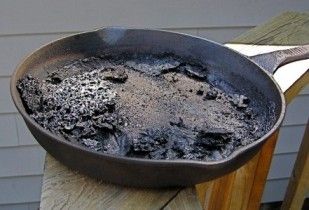 How to remove burned on grease from a pan Cleaning Burnt Pans, Cast Iron Cleaning, Burnt Food, Oven Pan, Cooked Veggies, Household Cleaning Tips, Cast Iron Cookware, Cast Iron Skillet, Useful Tips