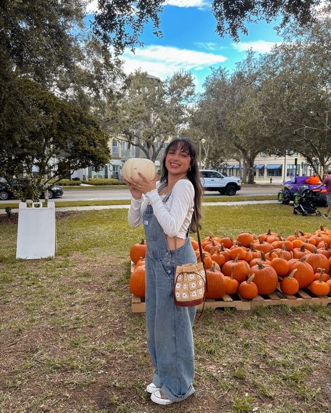 It’s pumpkin picking, hot coffe and cute cozy outfits season 🤎🍂🧸 Cute Cozy Outfits, Pumpkin Picking, Cozy Outfits, Cozy Outfit, Cosy Outfits