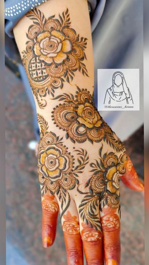 Back Side Design Mehndi, Rose Flower Henna Design, Flower Mehndi Designs Front Hand, Mehndi Designs Front Side, Flowers Mehendi Designs, Aesthetic Mehendi Design Front Hand, Front Side Mehndi Design, Flower Mehandi Designs, Flower Mehendi Designs