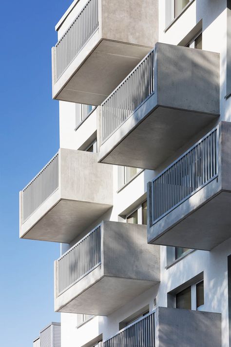 © Werner Huthmacher Cantilever Balcony, Building Balcony, Apartments Exterior, Commercial Design Exterior, Balcony Grill Design, Concrete Facade, Interior Minimalista, Patio Interior, Glass Facades