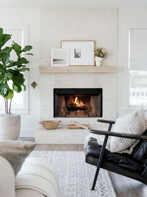 DIY Box Mantel with Craft Paint Stain Fireplace Style, White Brick Fireplace, Brick Fireplace Makeover, White Fireplace, Fireplace Remodel, White Brick, Home Fireplace, Fireplace Makeover, Brick Fireplace