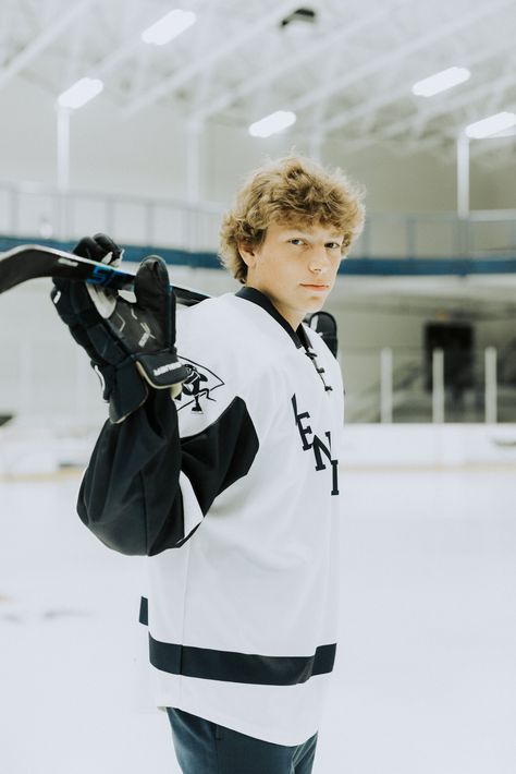 Boys hockey senior photos Blonde Hockey Boy, Ice Hockey Photoshoot, Hockey Pictures Ideas Kids, Hockey Poses Photo Ideas, Hockey Portrait Poses, Hockey Boys Teen, Hockey Grad Pictures, Ice Hockey Senior Pictures, Hockey Senior Pics