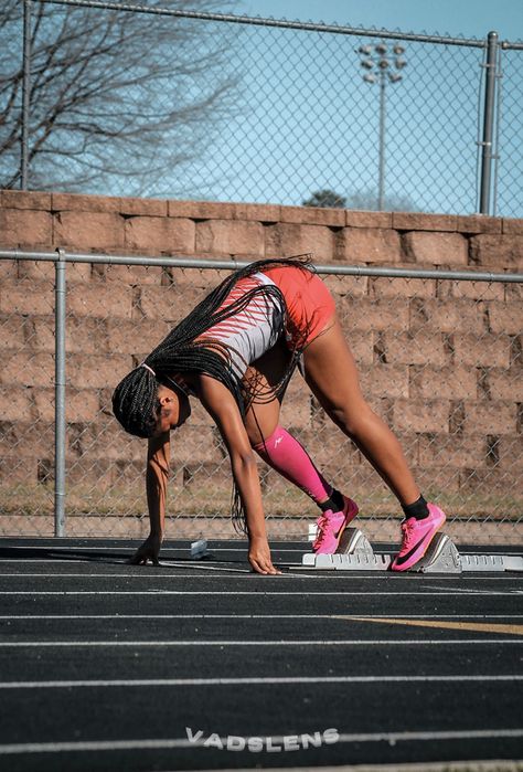 Track Starting Pose, Track Action Shots, Track And Field Picture Ideas, Track & Field, Track Pictures Poses, Track Photoshoot Photo Ideas, Track Poses, Track And Field Aesthetic, Track Photoshoot