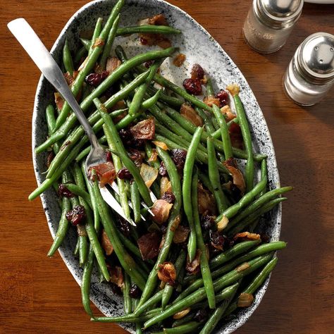 Maple-Glazed Green Beans Autumn Side Dishes, Green Beans With Bacon, Easter Dinner Recipes, Frozen Green Beans, Green Bean Recipes, Sweet Potato Casserole, Thanksgiving Side Dishes, Vegetable Sides, Yummy Sides