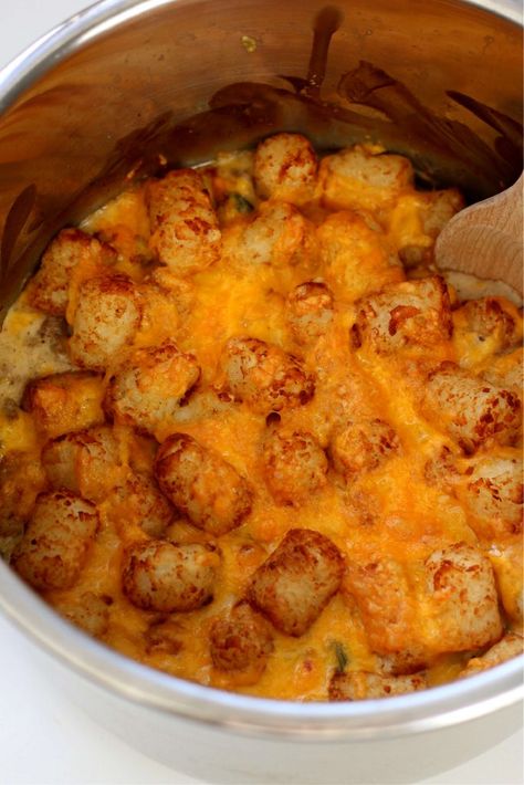 Instant Pot Tater Tot Casserole--the hot dish your mom used to make with ground beef, veggies and tater tots only it's made in the Instant Pot instead of the oven. Super Easy Instant Pot Recipes, Instant Pot Kielbasa Recipes, Instata Pot Recipe, Instant Pot Tater Tot Casserole, Quick And Easy Instant Pot Recipes, Fall Instant Pot Recipes, Easy Instant Pot Meals, Cracked Out Chicken, Instant Pot Recipes Easy