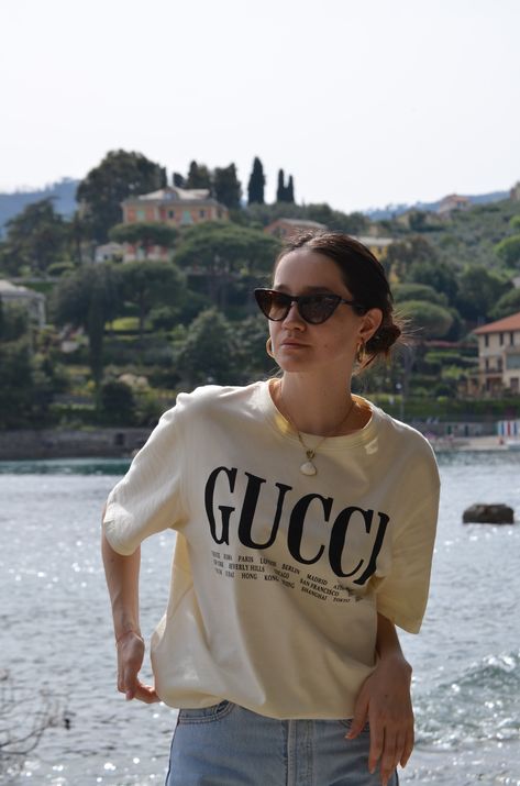 Gucci gang in Italy. Gucci t-shirt Gucci Tshirt Woman, Gucci T Shirt Women, T Shirt Outfit For Men, Gc Logo, Gucci Top, T Shirt Outfit, Gucci T Shirt, Outfit For Men, Logo Luxury