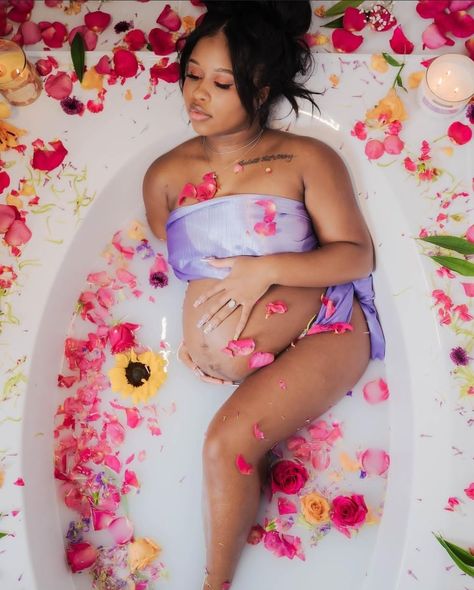 Roses In Water, Maternity Picture, Pregnancy Photo, Maternity Shoot, Baby Bump, Birthday Photoshoot, Baby Bumps, Pregnancy Shoot, Maternity Pictures