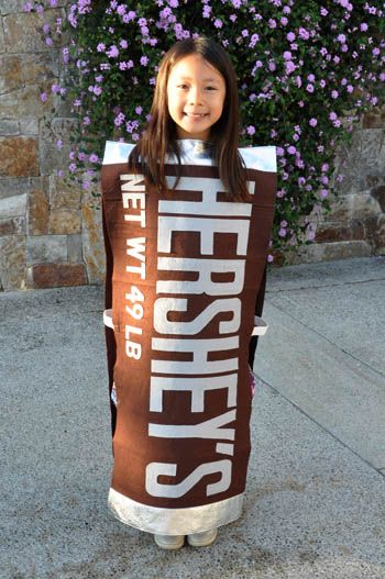 hershey's chocolate costume for kids | Hershey’s Bar Halloween Costume | Crafting Girl Diy Chocolate Bars, Diy Candy Bar, Creepy Halloween Costumes, Candy Costumes, Food Costumes, Black Halloween Dress, Costumes Diy, Holloween Costume, Halloween Costumes For Teens