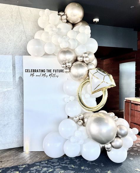 Engagement Decorations Balloons, Wedding Arch Ideas Balloons, Engagement Backdrops Ideas, White Balloons Engagement Party, Silver And White Engagement Party, Couples Shower Balloon Garland, Bridal Shower Balloons Arch, She Said Yes Balloons, Bride To Be Balloon Arch