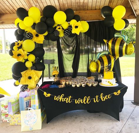 Bee Baby Shower Decoration, Bee Themed Gender Reveal, Bee Theme Party, Honey Bee Baby Shower, Gender Reveal Party Games, Pregnancy Gender Reveal, Bee Birthday Party, Sunflower Baby Showers, Gender Reveal Themes