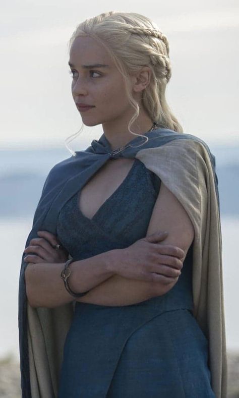 4 Reasons Daenerys Should Be Called the Breaker of Hearts Instead of the Breaker of Chains Game Of Thrones Purple Aesthetic, Daenerys Hair, Daenerys Targaryen Dress, Back Braid, Game Of Throne Daenerys, Targaryen Aesthetic, Gra O Tron, Valar Morghulis, Warrior Queen