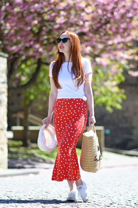 casual soring outfit: red polka dot midi skirt with t-shirt and sneakers Polka Dot Skirt Outfit Winter, Red Polka Dot Skirt Outfit, Skirt With T Shirt, Red Skirt Outfits, Red Polka Dot Skirt, Red Midi Skirt, Skirt Ideas, Skirts Outfits, Polka Dot Midi Skirt