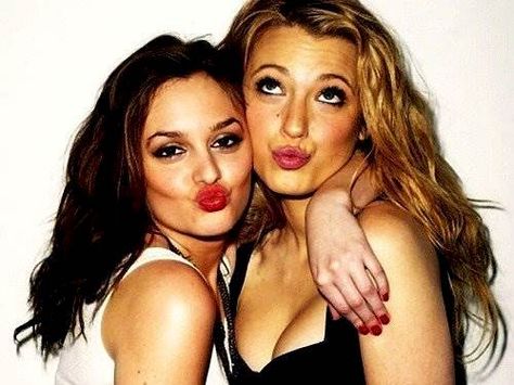 31 Signs You've Forever Found The Brunette To Your Blonde Pretty Backrounds, Movie Duos, Blonde And Brunette Best Friends, Blonde And Brunette, Blair And Serena, Long Distance Friendship, Serena Van Der Woodsen, Leighton Meester, Brunette To Blonde