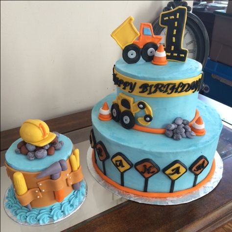 Construction theme birthday cake Construction Birthday Party Cakes, Dump Truck Cakes, Construction Party Ideas, Construction Birthday Cake, Construction Baby Shower, Torte Creative, Truck Birthday Cakes, Dump Truck Birthday, Construction Theme Birthday Party