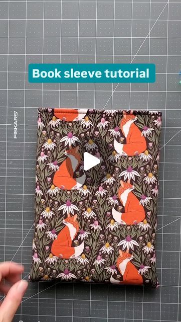 Muriel Corbierre on Instagram: "Finished size: about 7.5" wide by 10" tall (19cm wide by 25.5cm tall). This fits medium books (6"×9") and probably some e-readers.  I used quilting cotton and fusible fleece. Some people use foam interfacing, but I think it's too expensive for a book sleeve but it would be a good idea for an e-reader. I will do another reel this week to show you how to add an elastic and button closure. Cut 2 each of exterior, lining and fusible fleece: 10.5" tall by 8" wide (27cm tall by 20cm wide). Seam allowance is 1/4" (6mm). I have some tentative pocket book fabric dimensions but I need to test them first. Coming up later this week too! Happy sewing!" Quilted Book Sleeve Pattern, Sewing For Book Lovers, Book Sleeve Pattern Free, Diy Book Sleeve Free Pattern, Sew Book Sleeve, Book Sleeve Tutorial, How To Make A Book Sleeve, Book Cover Sewing Pattern, Quilted Book Sleeve