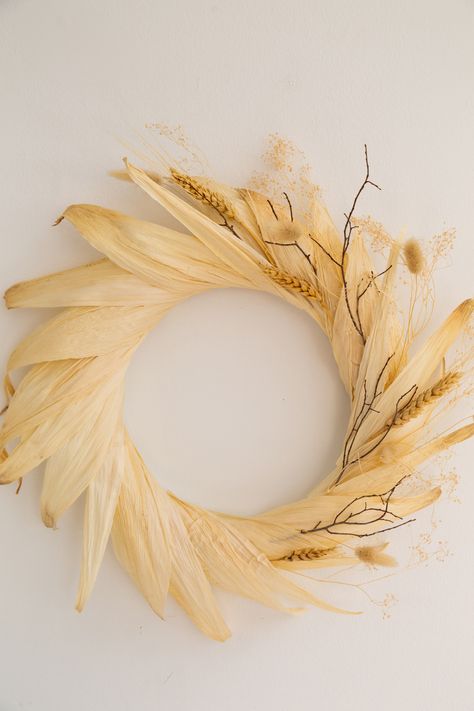 Corn Husk Wreath, Corn Husk Crafts, Corn Husks, Corn Stalks, Initials Ornament, Dried Corn, Diy Kosmetik, Door Wreaths Diy, Diy Braids