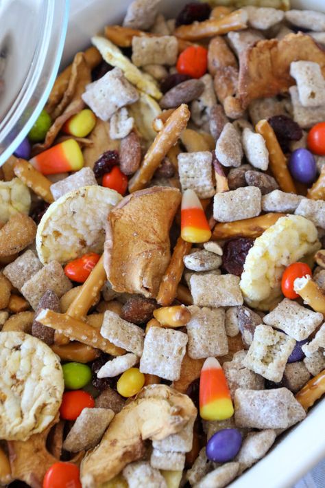 This Gluten-Free Halloween Muddy Buddy Chex Mix recipe from The Whole Smiths is the perfect treat this season for any gluten-free child or adult. It's fun, festive and hauntingly addictive! Fall Chex Mix Recipe, Fall Chex Mix Recipes, Gluten Free Chex, Fall Snack Mixes, Gluten Free Halloween, Chex Mix Recipe, Muddy Buddy, Gluten Free Pretzels, Gluten Free Kids