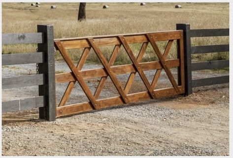 Rustic Yard Fence Ideas, Rustic Gate Entrance, Horse Stall Signs Diy, Decorative Wooden Fence, Ranch Gates Entrance Ideas Wood, Country Driveway Ideas, Sliding Electric Gates Driveways, Country Fences And Gates, Horse Fencing Ideas