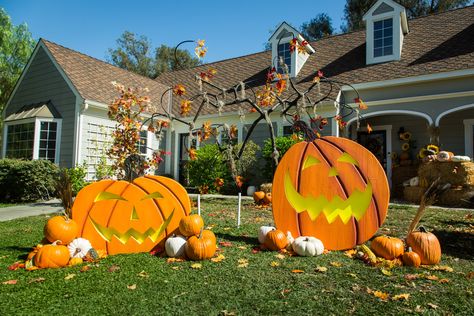 Be the talk of your neighborhood with this spooktacular DIY Pumpkin Photo Op! For more Halloween ideas tune in to Home & Family weekdays at 10a/9c on Hallmark Channel! Diy Pumpkin Patch, Pumpkin Patch Diy, Pumpkin Patch Decoration, Pumpkin Photos, Diy Pumpkin, Theme Halloween, Halloween Photos, Fall Halloween Decor, Hallmark Channel