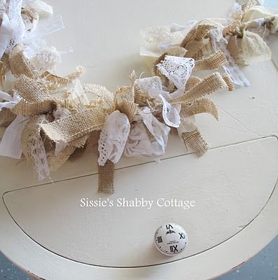 burlap and lace garland-would be so pretty on a christmas tree! (even wrapped on a string of lights!!!!!!!!) Shabby Chic Christmas Tree, Lace Garland, Garland Christmas Tree, Diy Shabby Chic, Chic Christmas Decor, Rag Garland, Burlap Projects, Shabby Christmas, Garland Diy