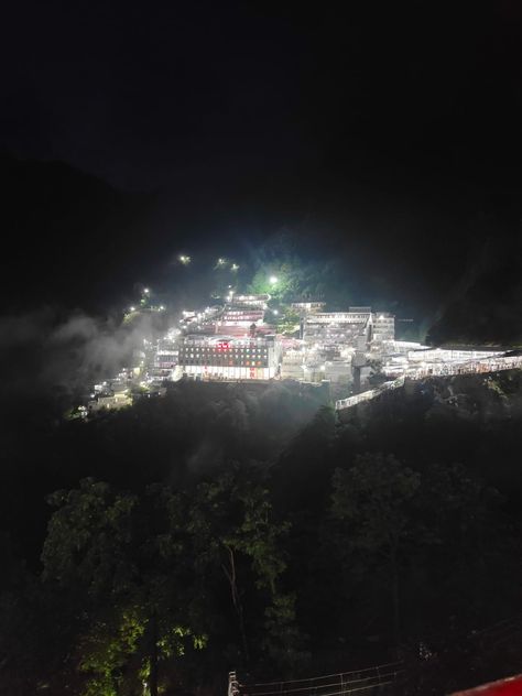 Mata Vaishno Devi Darbaar Veshnodevi Mata Temple, Vaishno Devi Night View, Vaishno Devi Aesthetic, Veshnodevi Mata, Vaishno Devi Photography, Vaishno Devi Temple, Katra Jammu, Mata Video, Mata Vaishno Devi