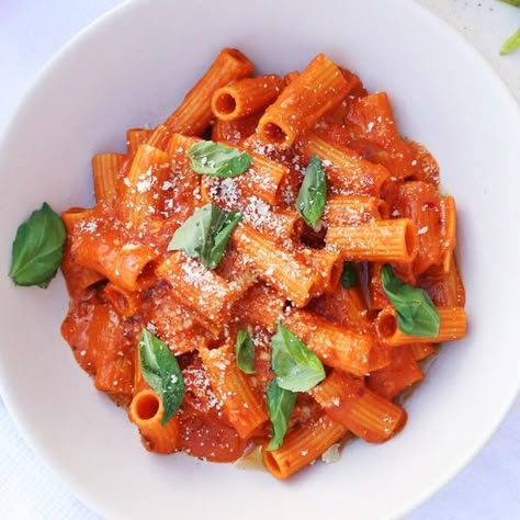 Aesthetic Vodka, Easy Vodka Sauce, Spicy Rigatoni, Rigatoni Recipe, Alla Vodka, Vodka Sauce, Only Aesthetic, Take For Granted, Rigatoni