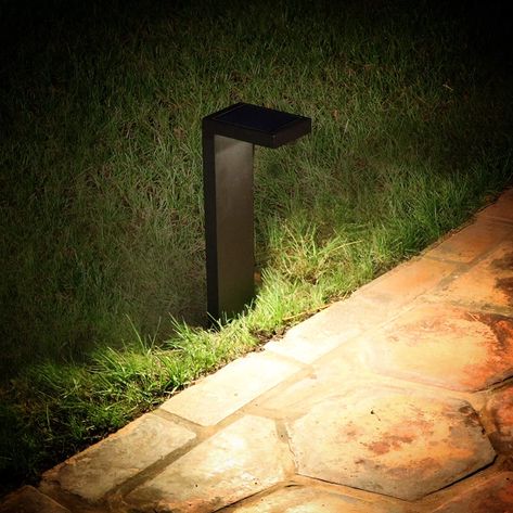 Path Lighting Ideas, Backyard Solar Lights, Solar Driveway Lights, Garden Path Lighting, Modern Driveway, Outdoor Pathway Lighting, Solar Yard Lights, Solar Powered Garden Lights, Entrance Lighting