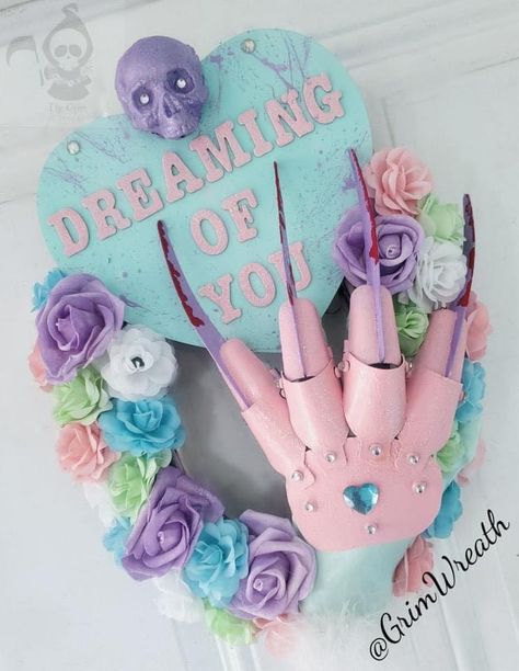 Pastel Horror, Valentine Halloween, Horror Crafts, Horror Party, Mesh Wreath Diy, Halloween Crafts Decorations, Fall Halloween Crafts, My Funny Valentine, Pink Halloween