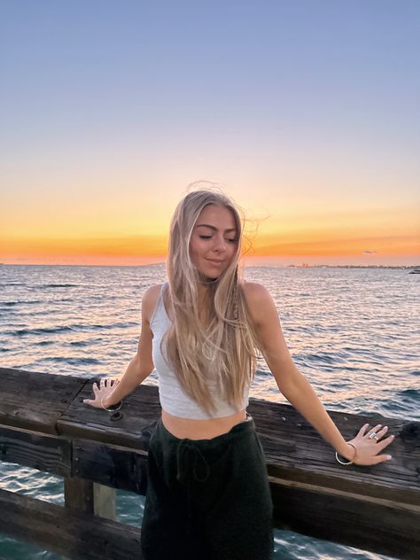 Beach Pier Pictures, Pier Picture Ideas, Beach Pier Photoshoot, Pier Photoshoot Ideas, Lake Insta Pics, Candid Beach Pictures, Boardwalk Pictures, Pier Pictures, Boardwalk Photoshoot