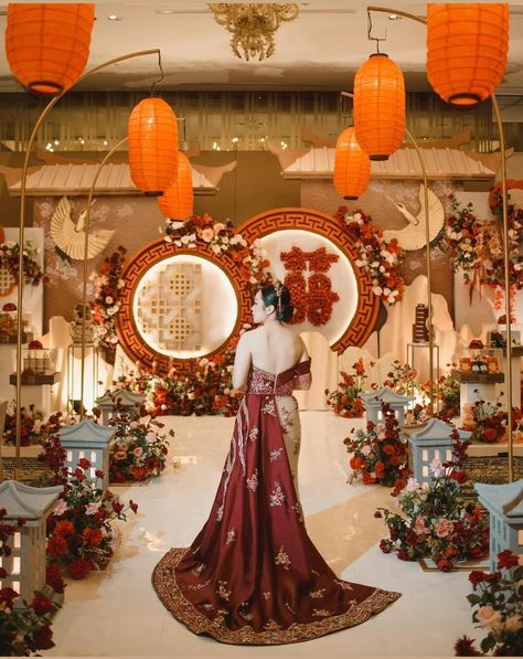 Sangjit Backdrop, Asian Wedding Themes, Wedding Dress Over 40, Sangjit Dress, Sangjit Decoration, Gold And Burgundy Wedding, Asian Wedding Decor, Indoor Wedding Decorations, Chinoiserie Wedding