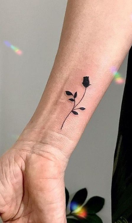 Rose Thorn Tattoo, Rose Bud Tattoo, Small Black Tattoos, Black Flowers Tattoo, Black Rose Tattoo, Rose Tattoo Ideas, Tato Flash, Simple Rose Tattoo, Rose Hand Tattoo