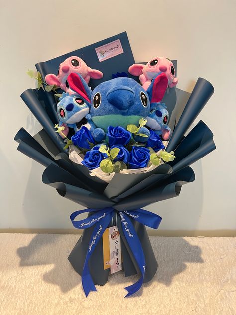 Stitch Flower Bouquet, Flower Bouquet Chocolate, Girlfriend Flowers, Stitch Bouquet, Flower Glass Dome, Valentines Balloons Bouquet, Birthday Baskets, Doll Bouquet, Bouquet Chocolate