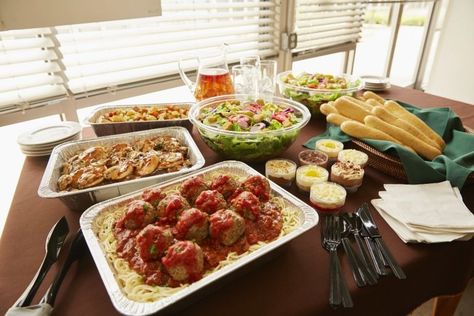 19 Secrets Olive Garden Employees Want You To KnowDelish Olive Garden Catering, Food For Party, London Birthday, Birthday Catering, Lunch Catering, Catering Desserts, Classic Italian Dishes, Kids Party Food, Catering Menu