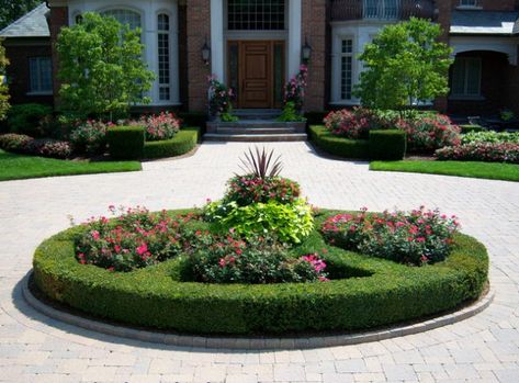 17 Brilliant Front Yard Landscape Design Ideas Circle Driveway Landscaping, Circular Garden, Front Yard Landscape Design, Driveway Entrance Landscaping, Front Lawn Landscaping, Front Yard Landscape, Landscape Design Ideas, Modern Front Yard, Front Garden Landscape