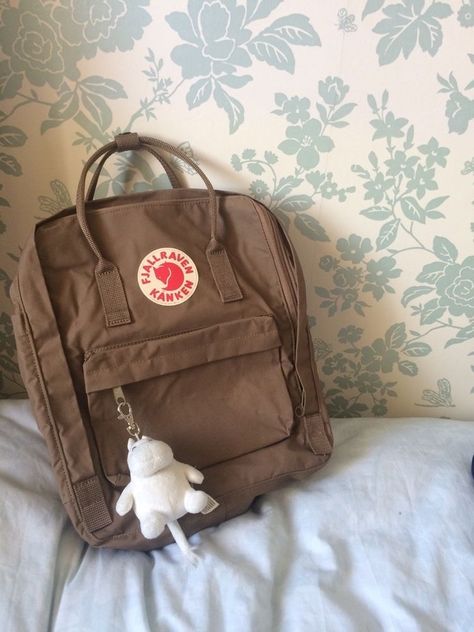 Brown Kanken Backpack, Kanken Bag, Mochila Fjallraven Kanken, Mode Indie, Pretty Tote Bags, Stylish School Bags, School Bag Essentials, Aesthetic Backpack, Romanticizing School